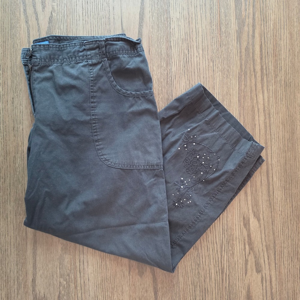 IZOD Ladies Black Embroidered Cropped Pants Size 10 Cotton Floral Beaded Capri